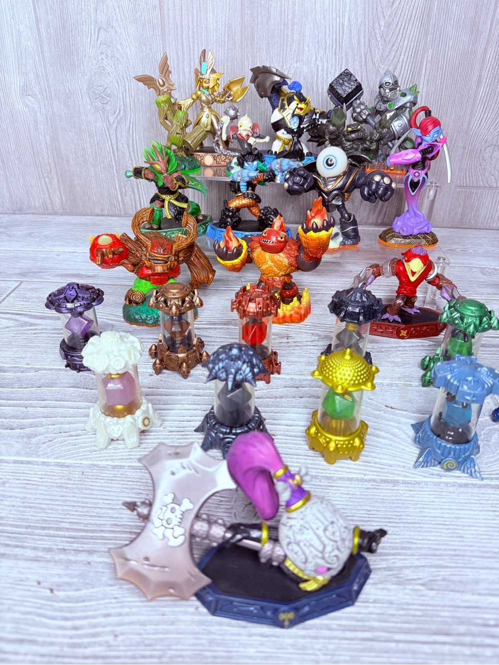 Giant bundle of 23 activision skylander figurines with life creation crystals